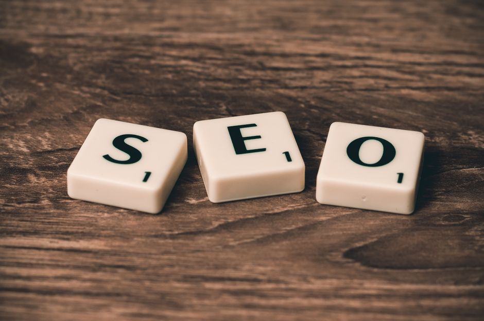 Elementos de SEO y analítica para optimizar la visibilidad de un sitio web